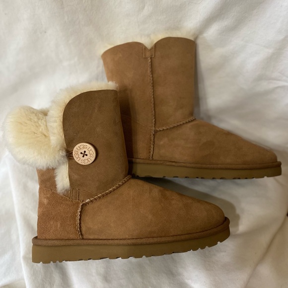 Sold UGG Australia Classic Short Leather Boots Women’s size 7 color Chestnut New - Picture 6 of 14